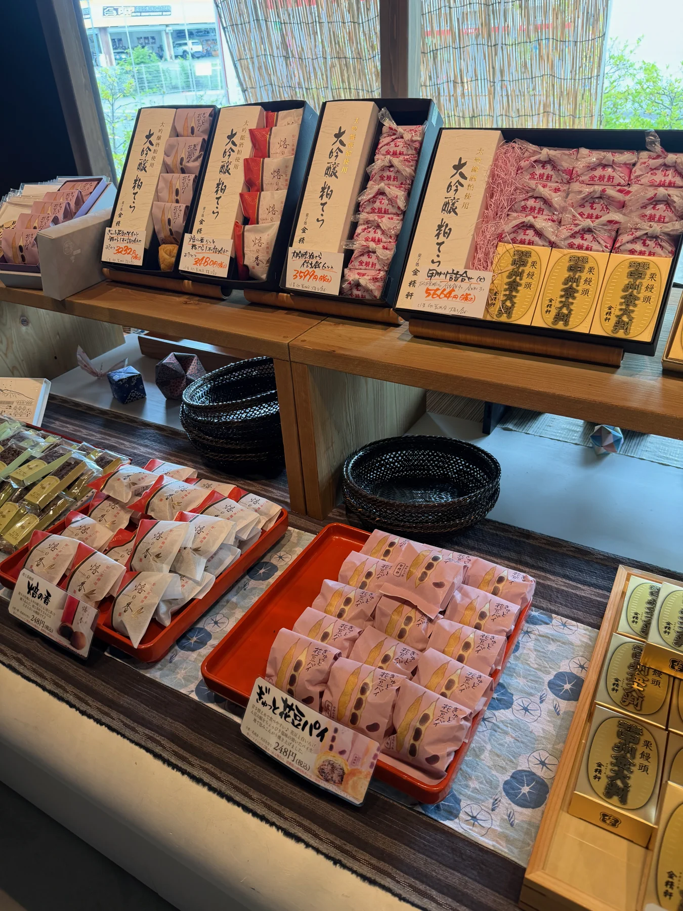大吟醸粕てらなどの菓子が並ぶ店内