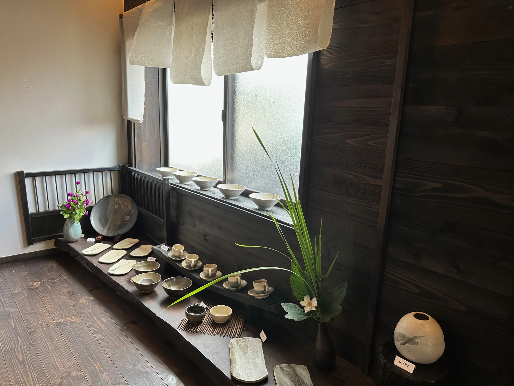 器と花が飾られた、くぼ田の店内