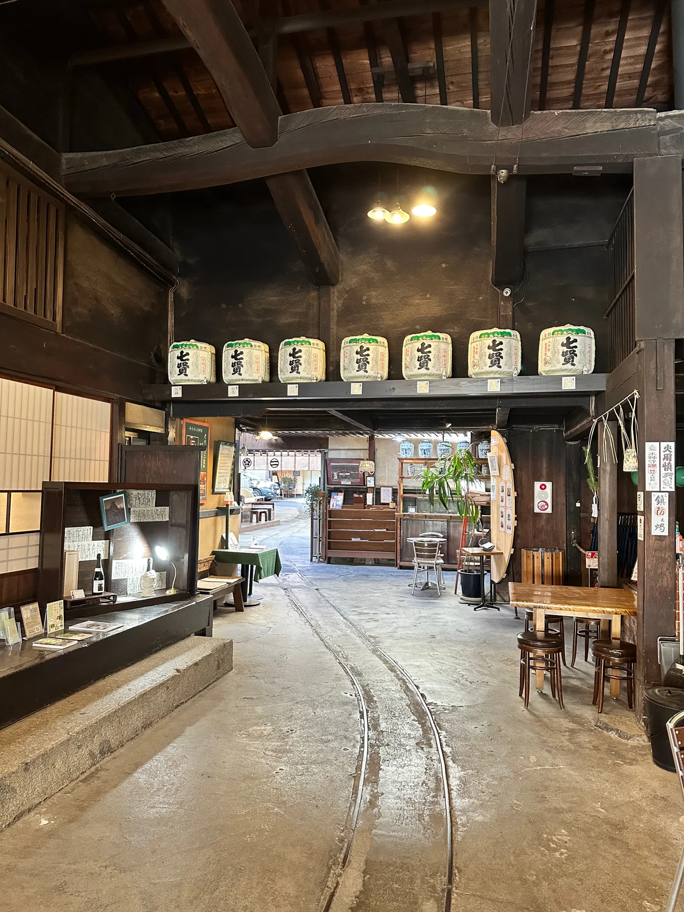 太い梁と七賢の酒樽が見える店内