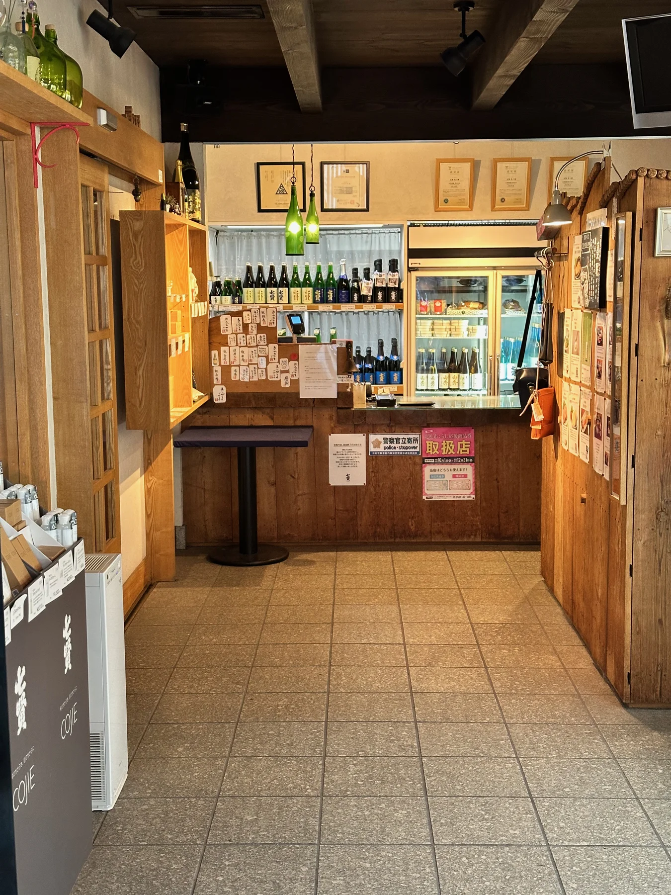 お酒やお土産を選べる売店と試飲スペース