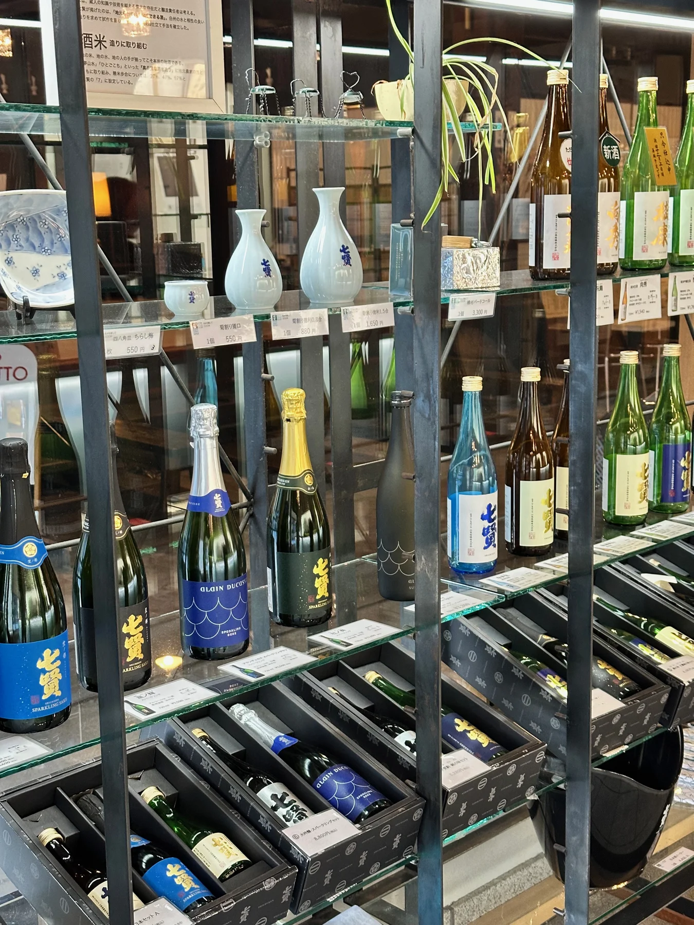 七賢のお酒が並ぶ棚