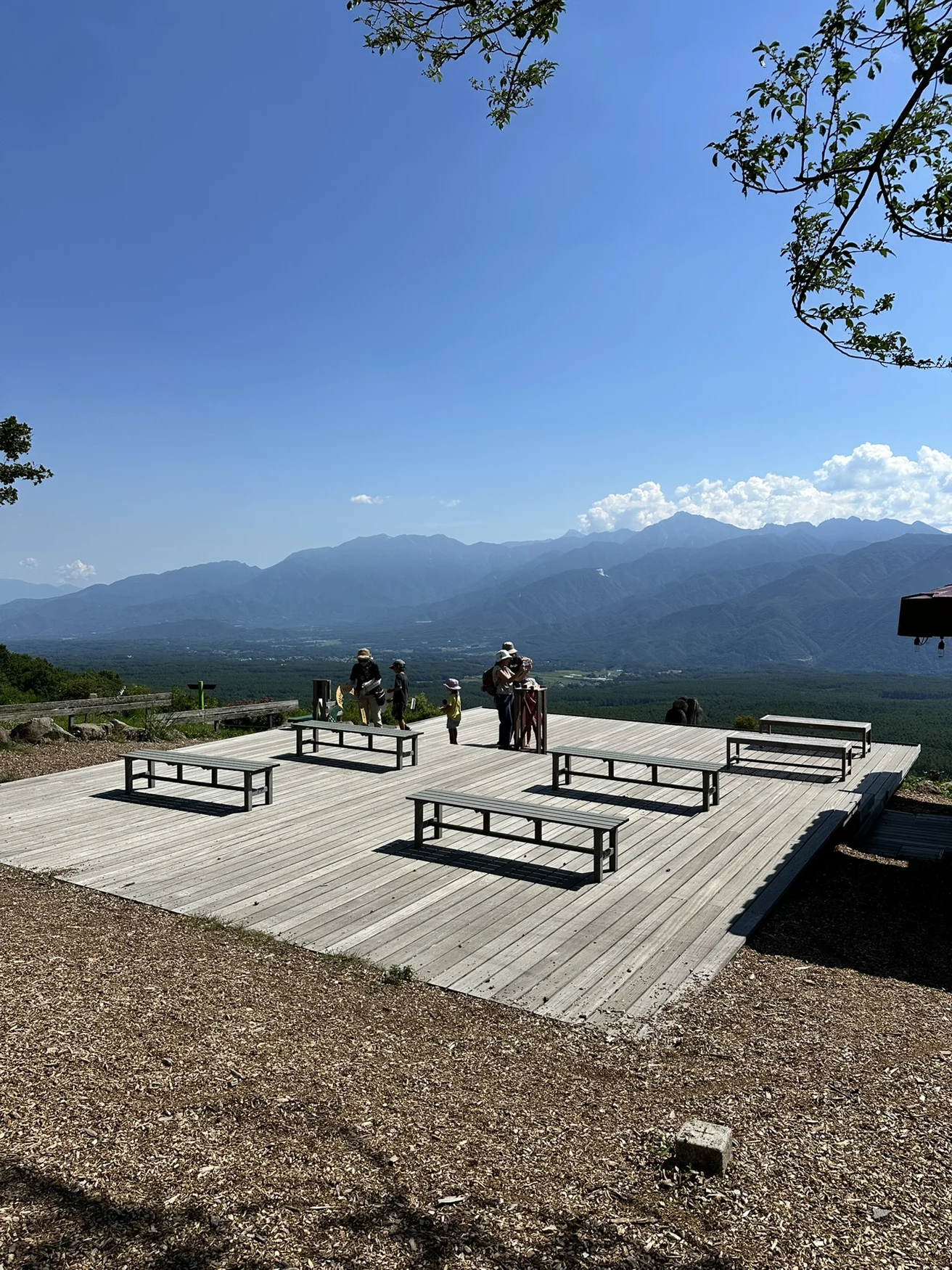 富士見高原の展望デッキと山々