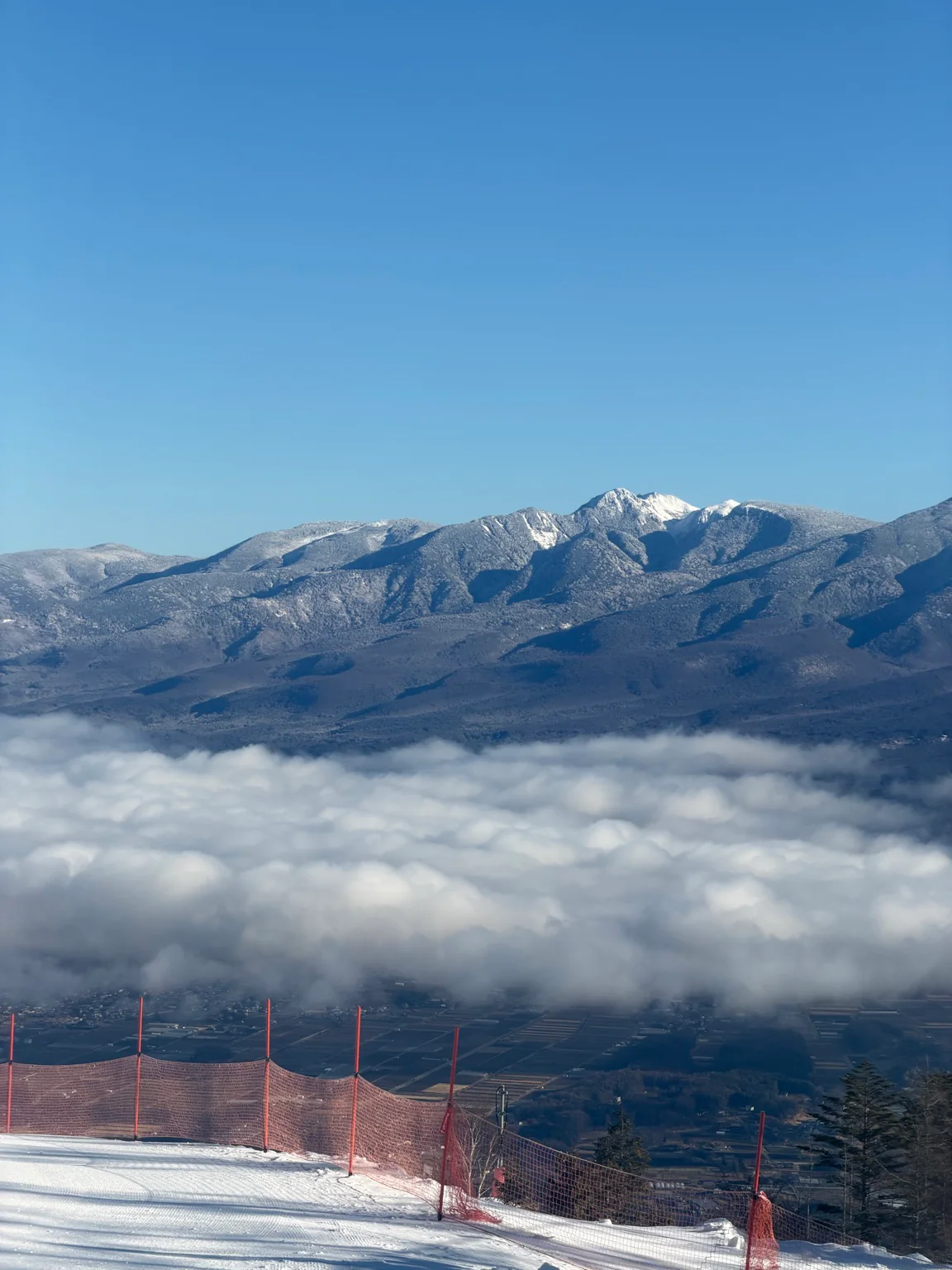 雲海と冬の山並み