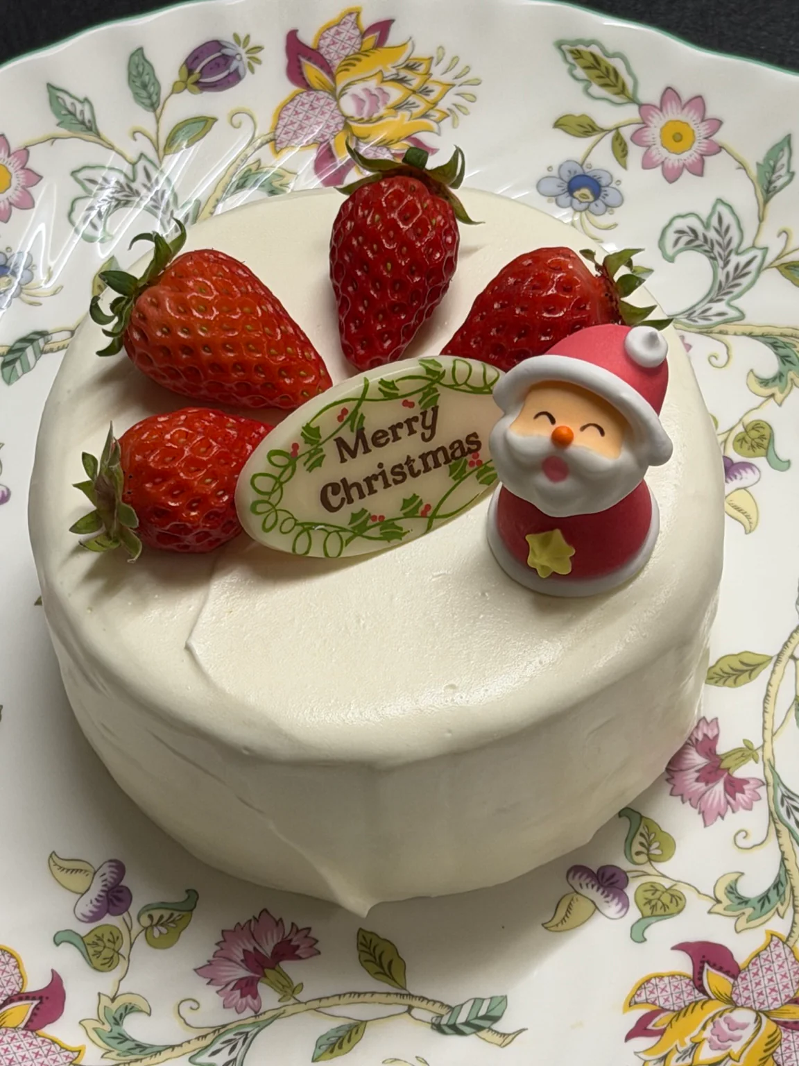 苺とサンタクロースを飾ったクリスマスのショートケーキ