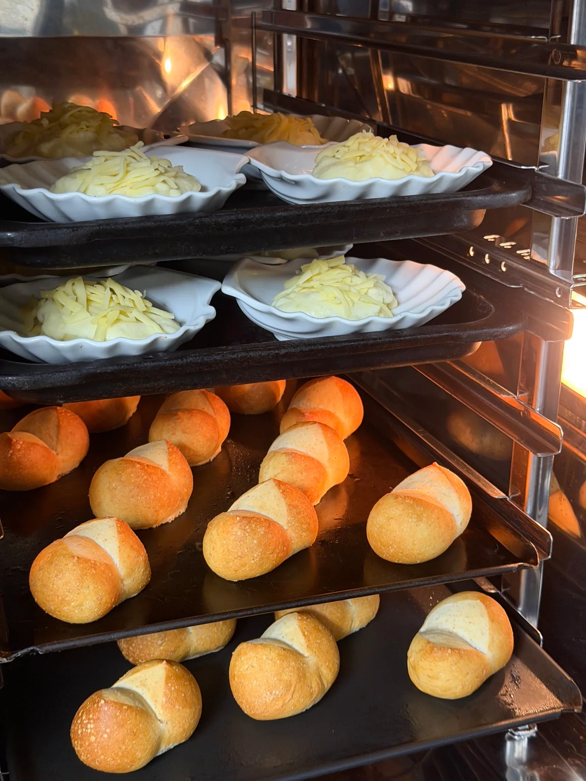 オーブンで焼き上げる料理と自家製パン
