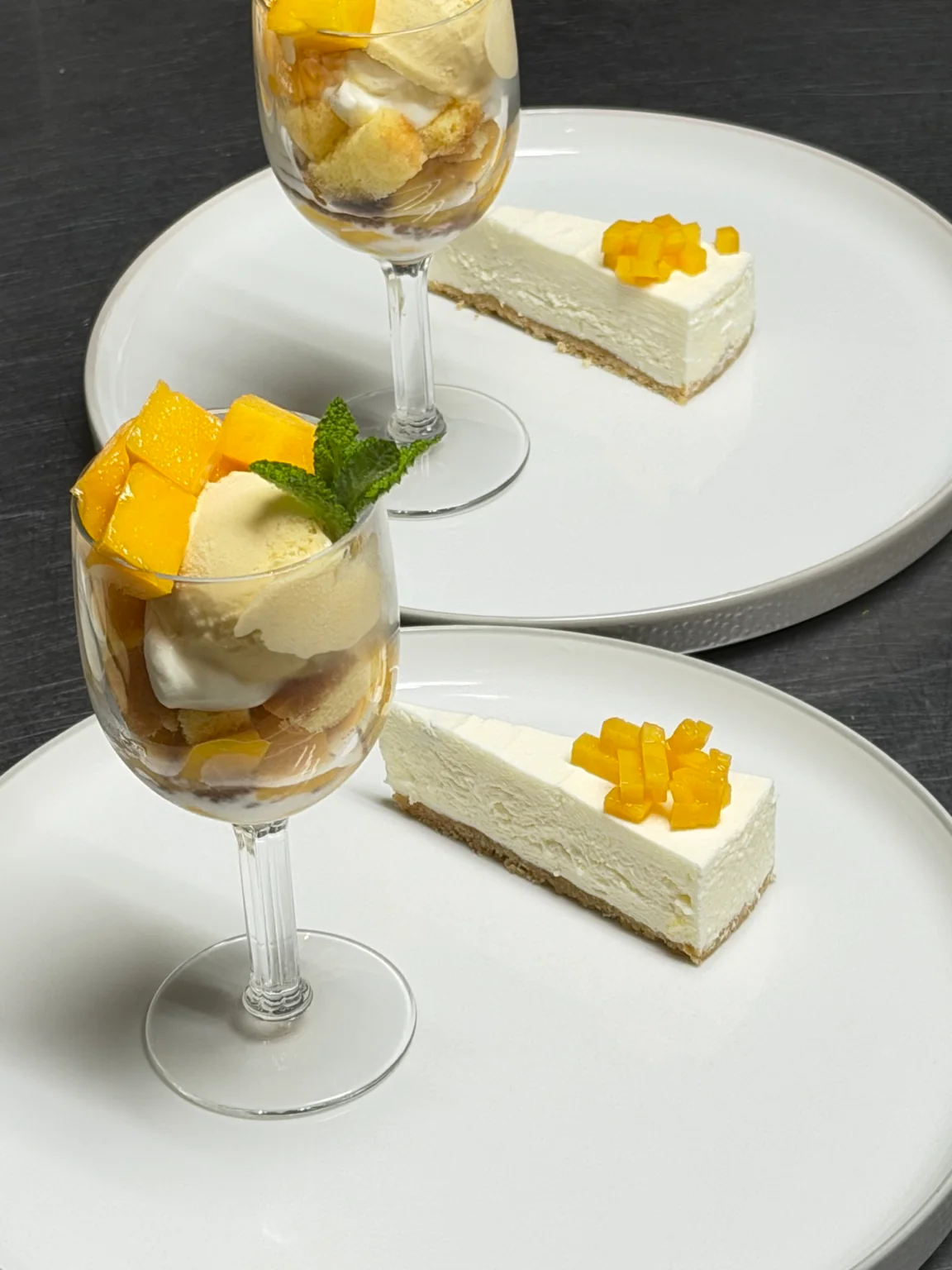 完熟マンゴーを使ったパフェとチーズケーキ