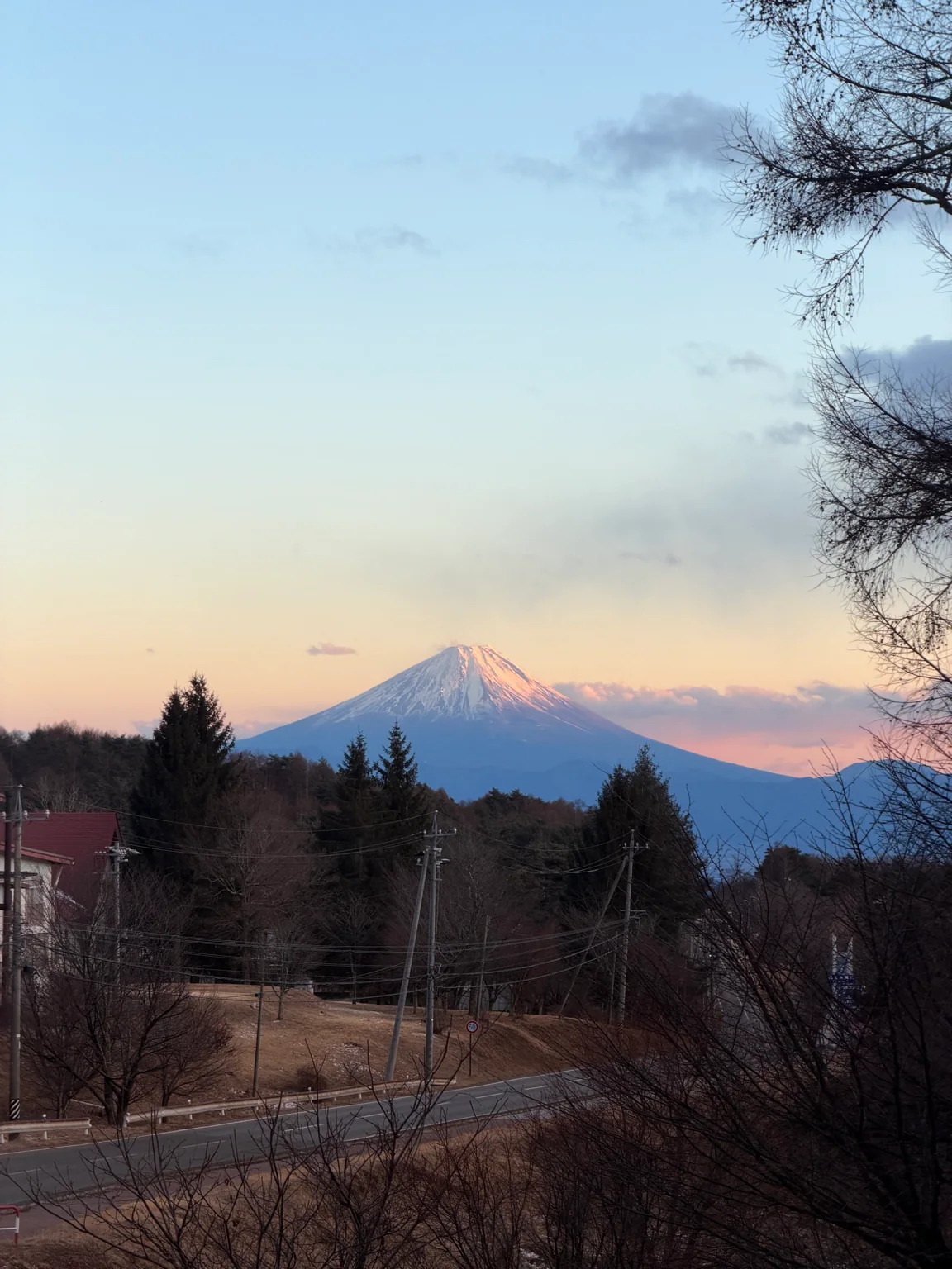 夕暮れに染まる冬の富士山