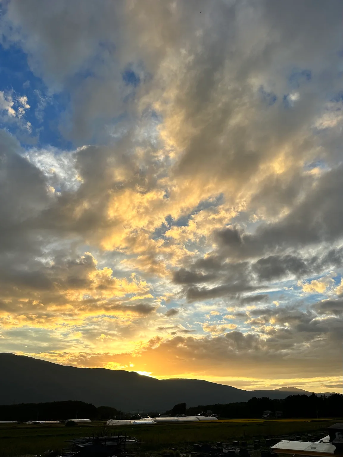 雲間から光が差す夕暮れの空