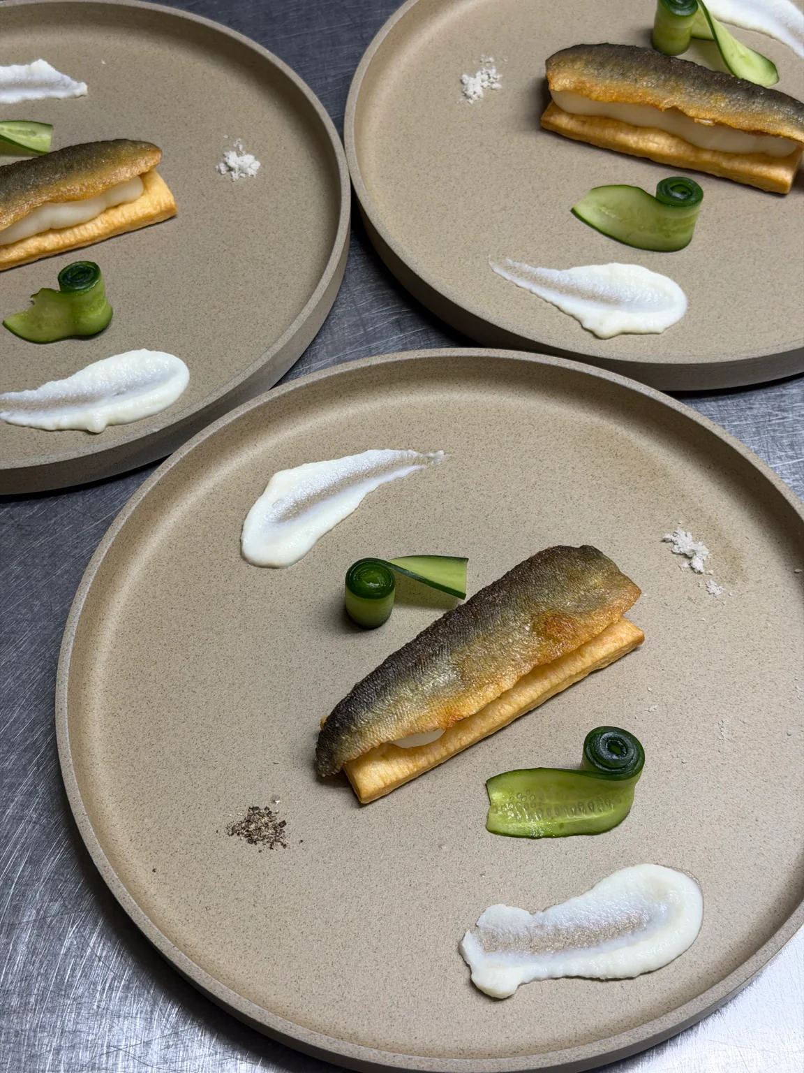 魚料理を油揚げと山芋のソースで仕上げた一皿