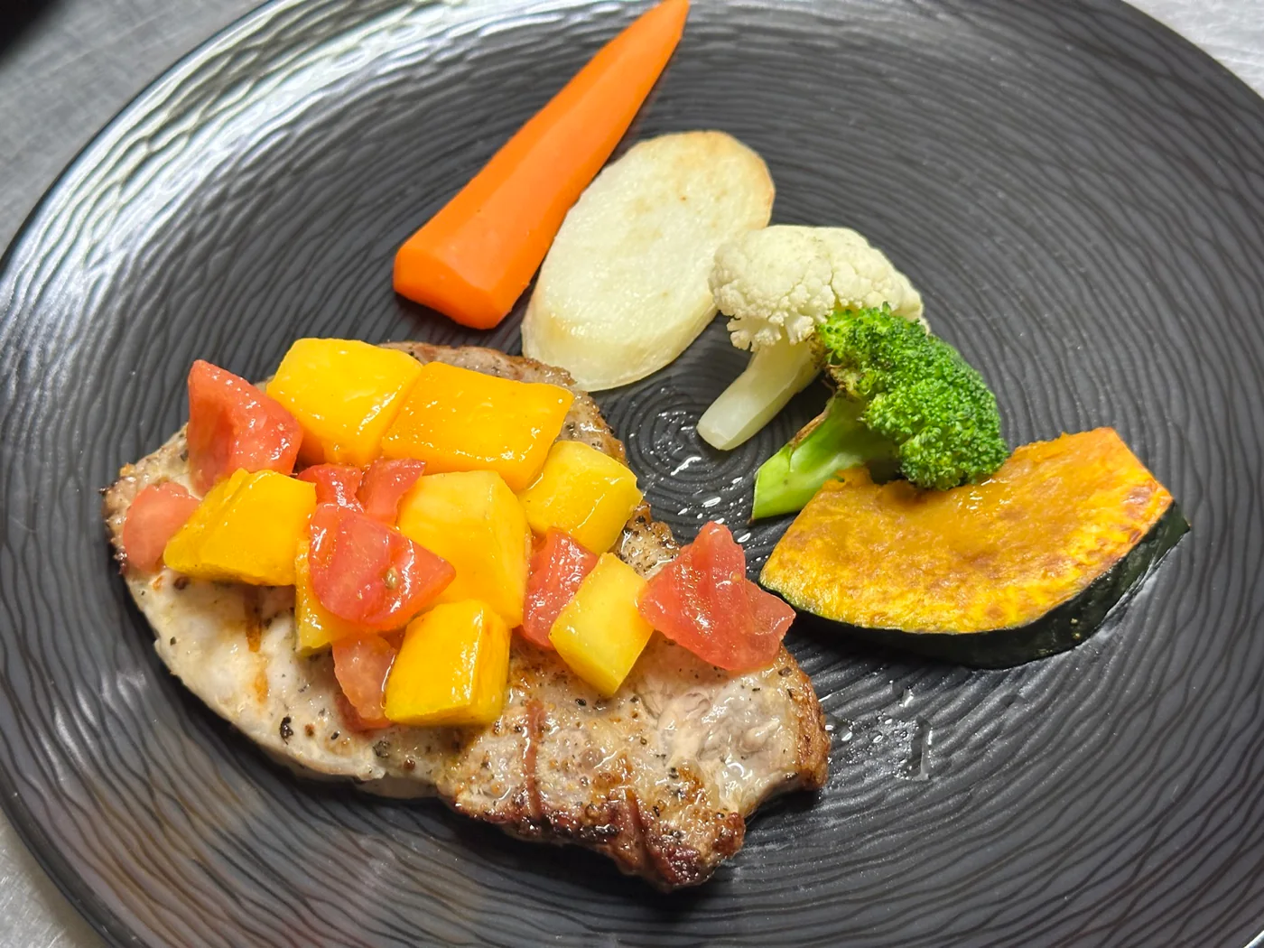 宮古島産完熟マンゴーを添えた肉料理