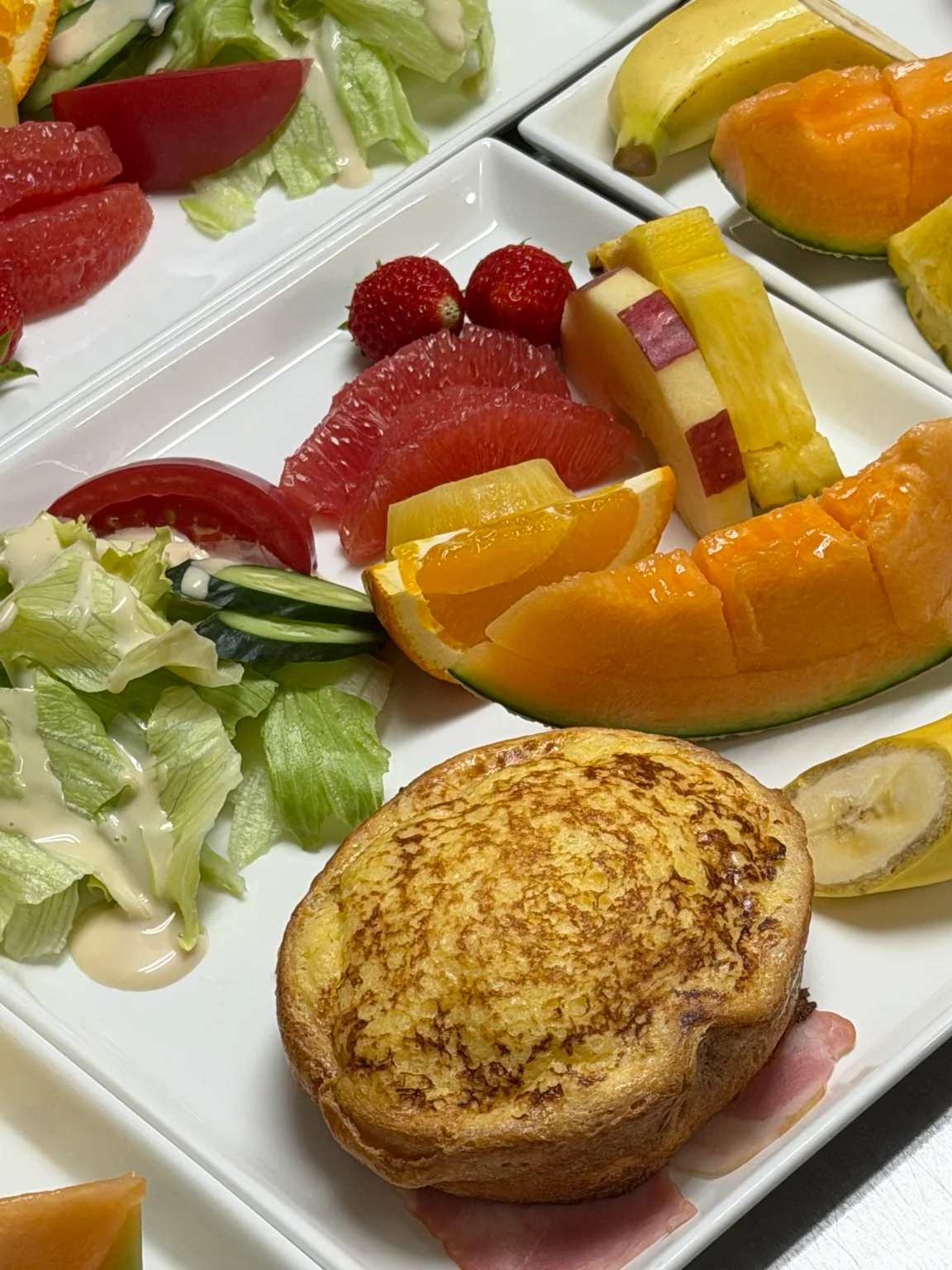 フレンチトーストと季節のフルーツを盛り合わせた朝食