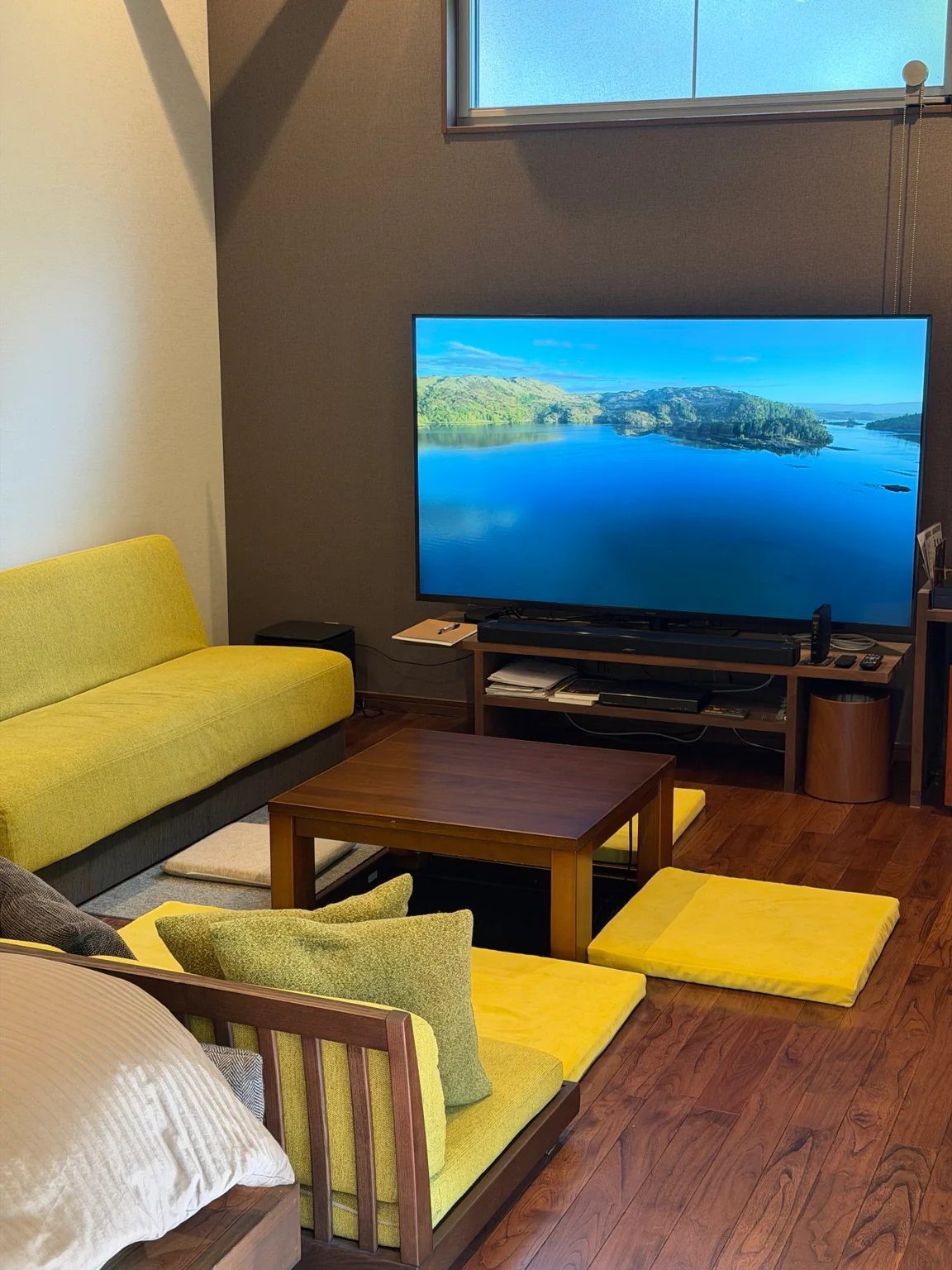 大型テレビと掘りごたつのあるリビング