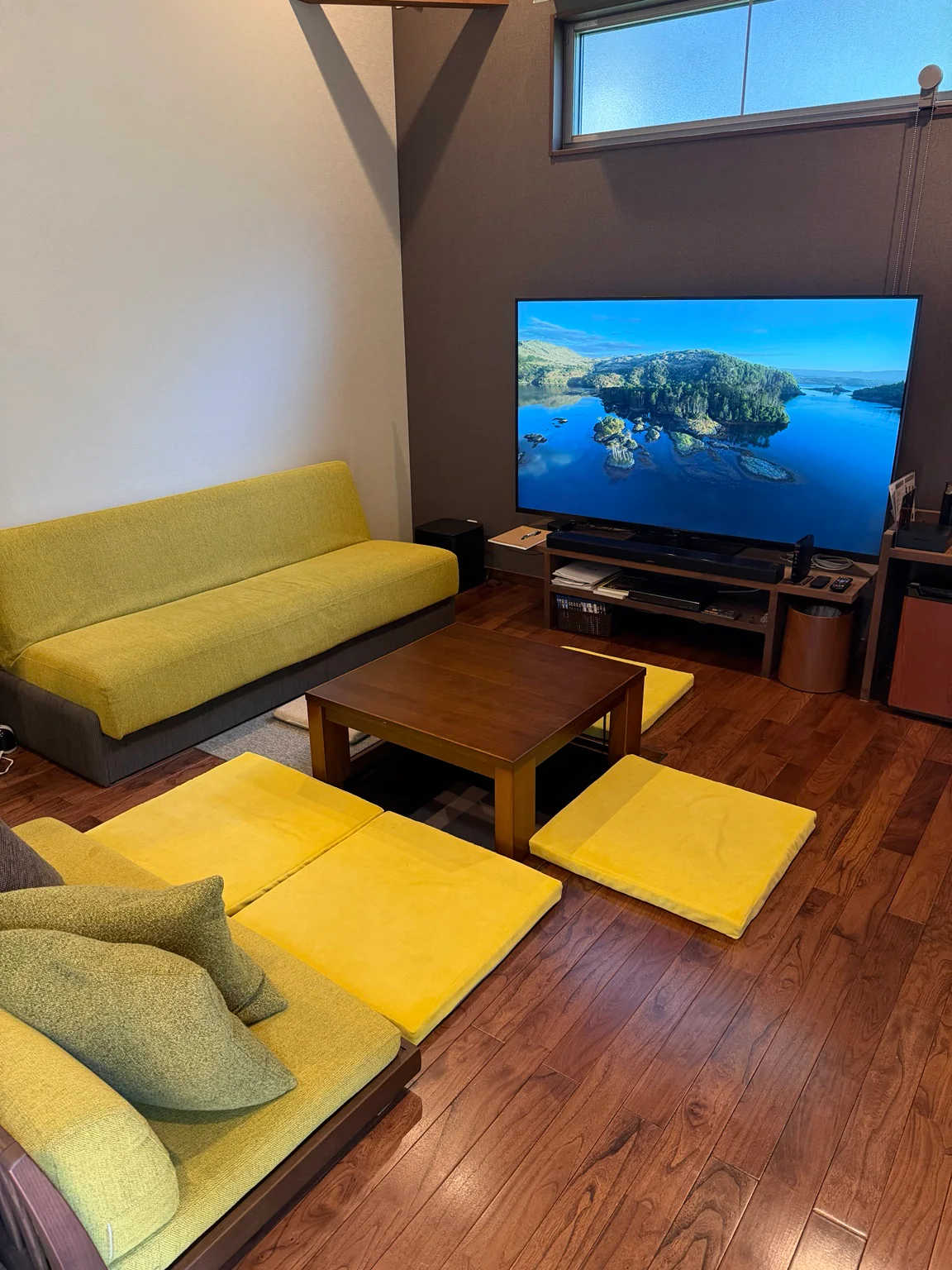 大型テレビと掘りごたつのあるリビング