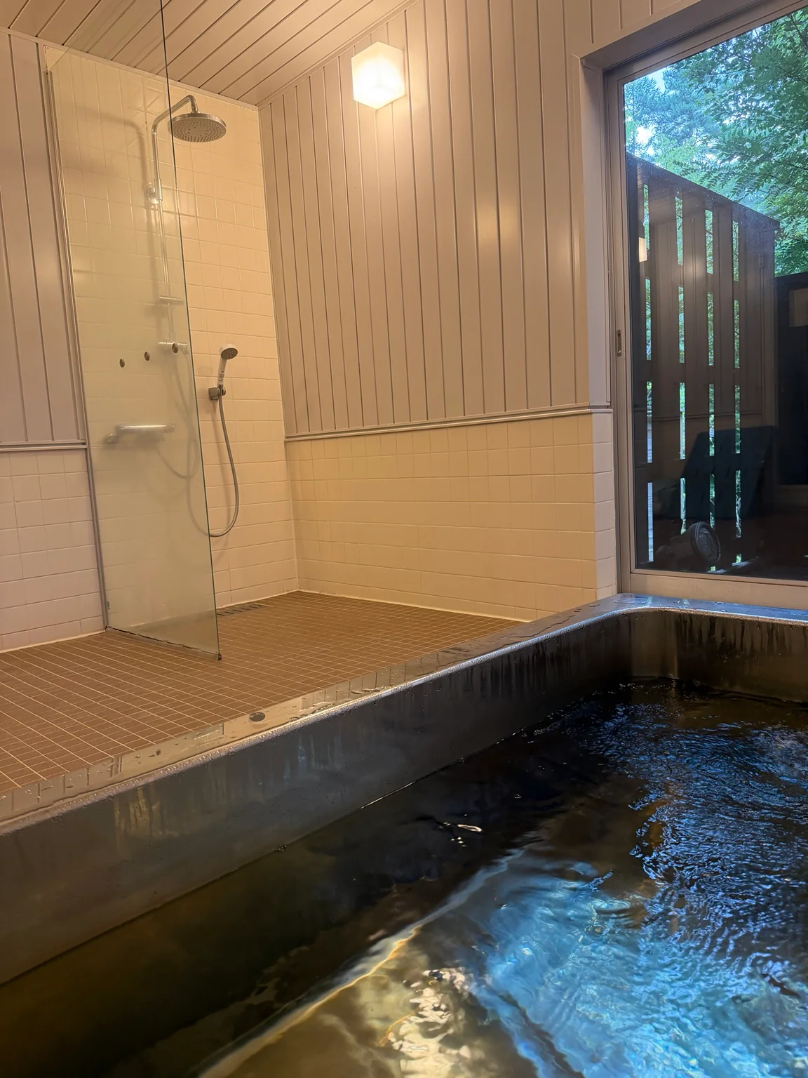 窓外の緑を望む本館の浴室