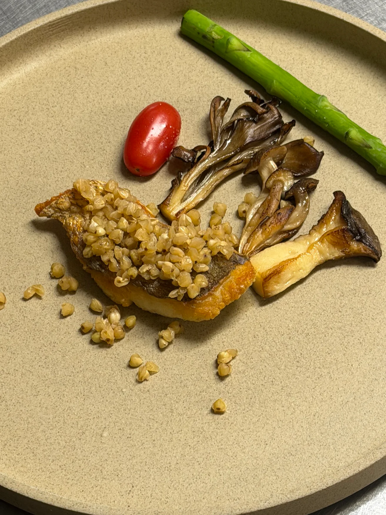 そばの実ときのこを添えた魚料理