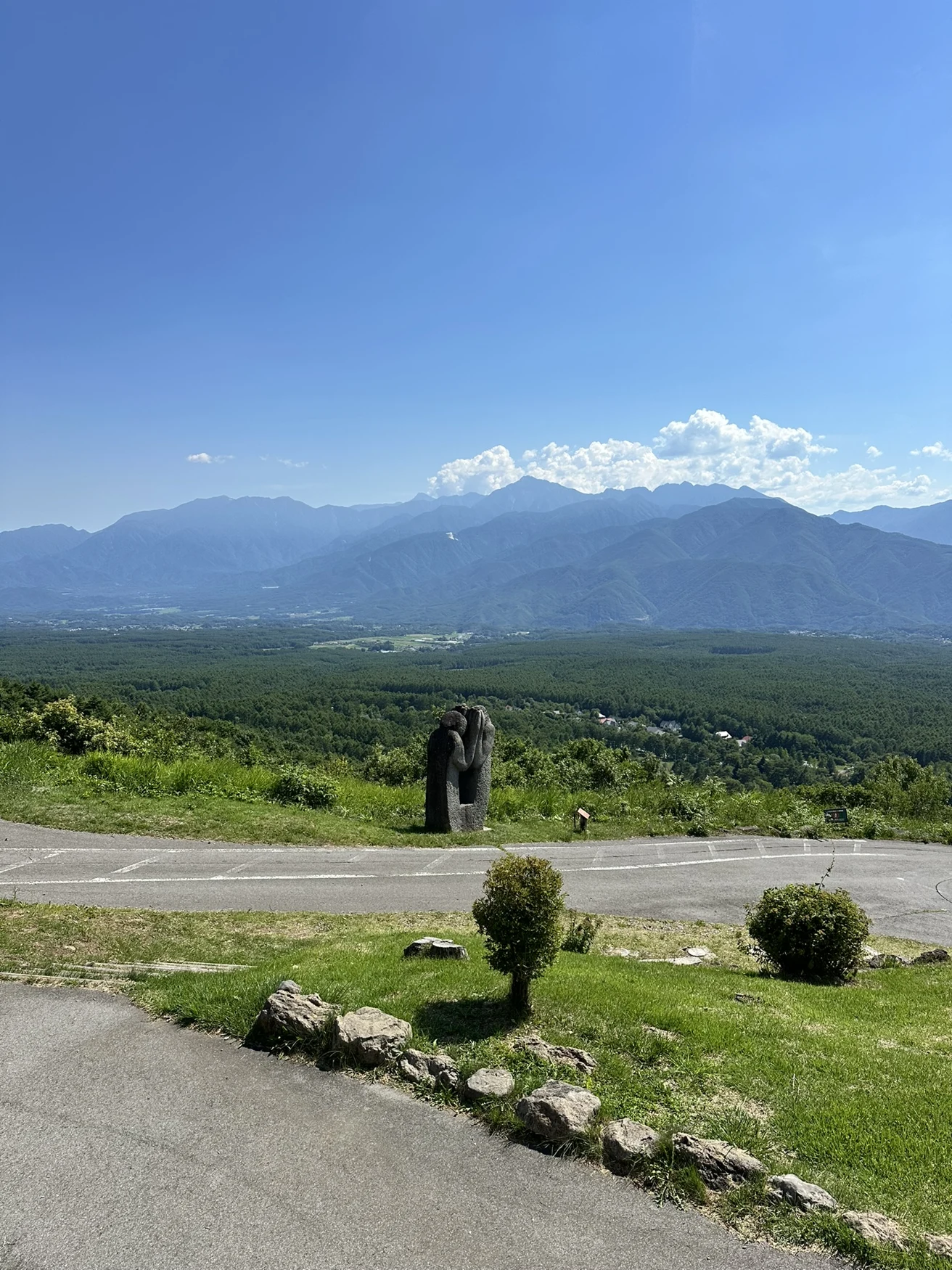 創造の森の彫刻と高原の眺め